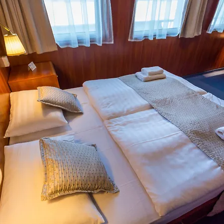 Grand Jules - Boat Botel