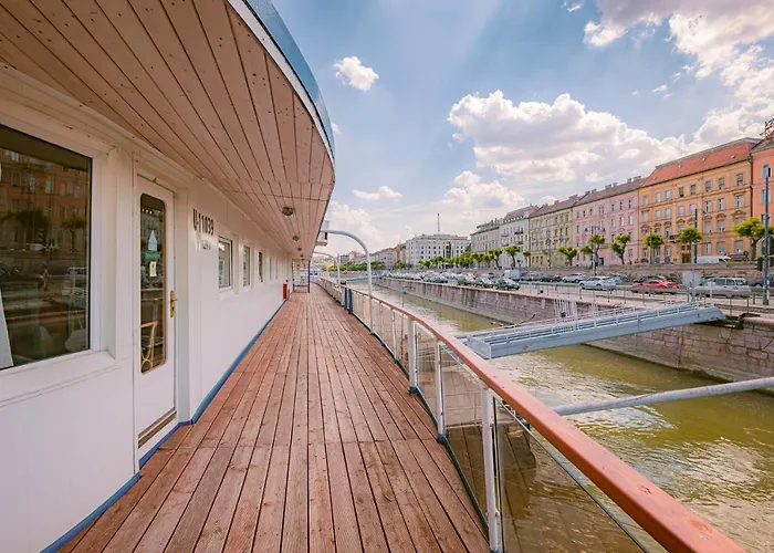 Grand Jules - Boat Botel