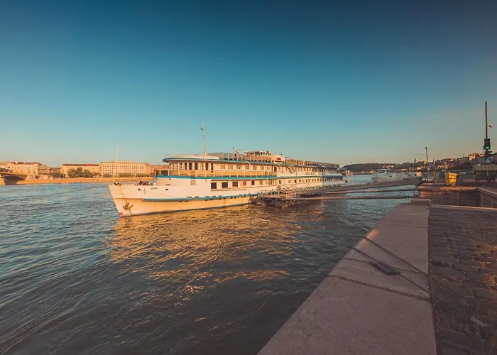 Grand Jules - Boat Botel 3*