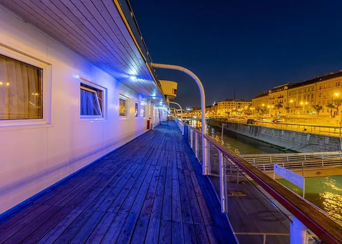 Grand Jules - Boat Botel Boedapest