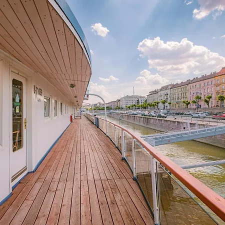 Grand Jules - Boat Hotel na wodzie