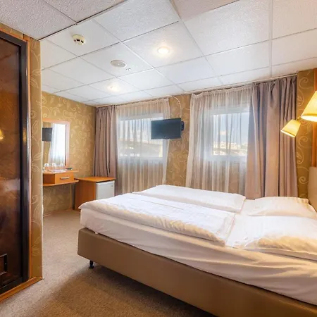 Grand Jules - Boat Hotel na wodzie