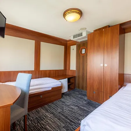 Grand Jules - Boat Hotel na wodzie