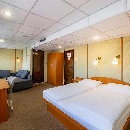 Grand Jules - Boat Hotel na wodzie
