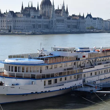 Hotel en barco Grand Jules - Boat 3*