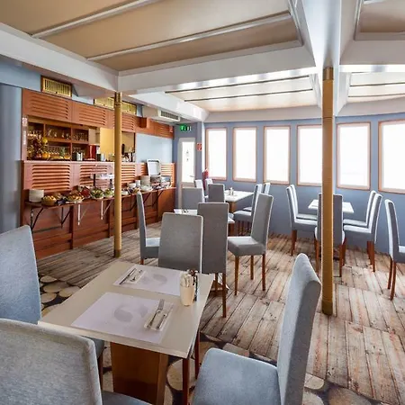 Grand Jules - Boat Hotel na wodzie